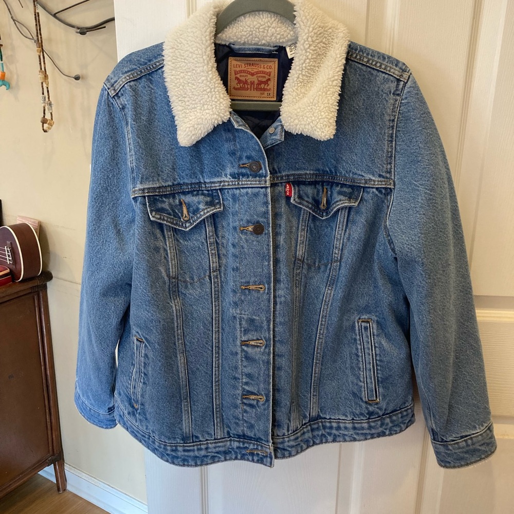 LEVI'S Trucker Blue Denim Jacket with White Sherpa Collar